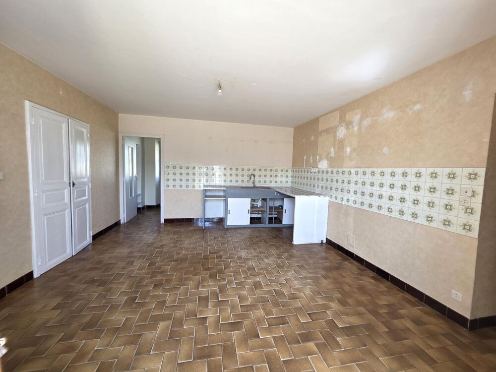 Maison de bourg, 3/4 chambres, terrain et dépendances