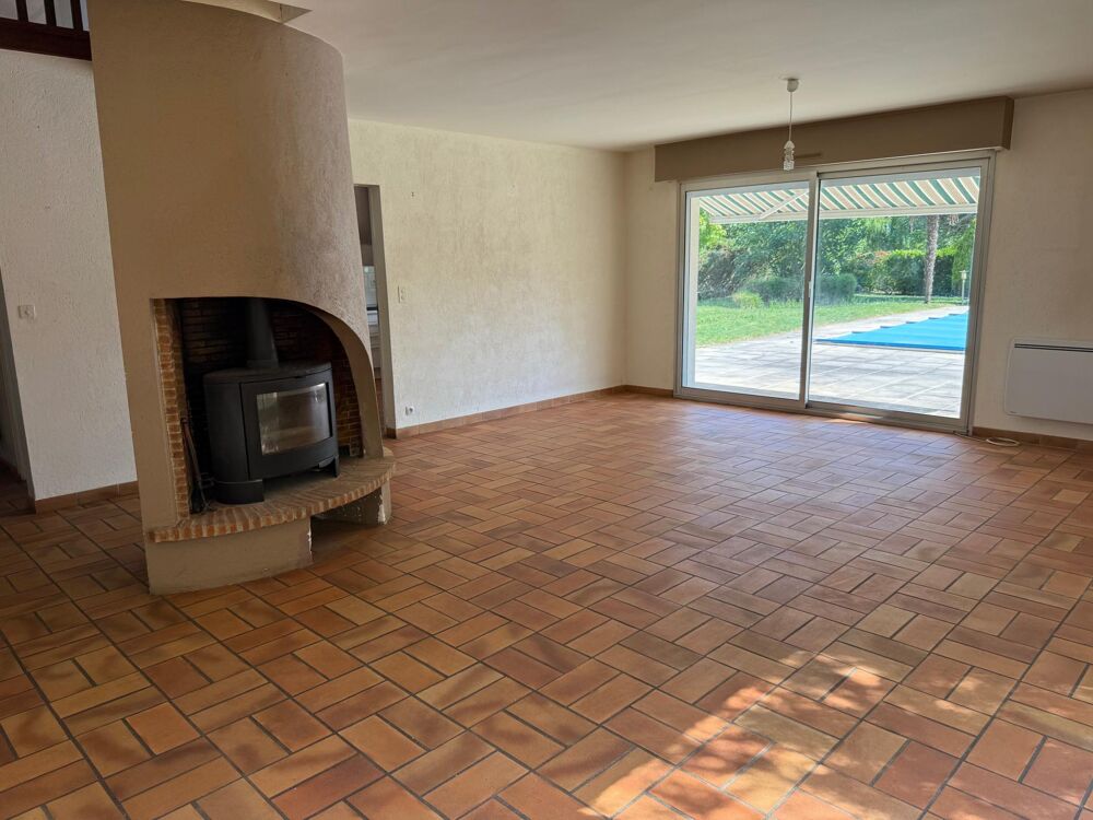 Maison spacieuse avec piscine et terrain arboré.