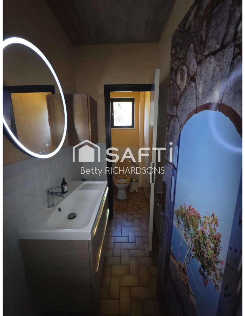 Semi plein pied. 5 chambres. Sous sol. Beau jardin