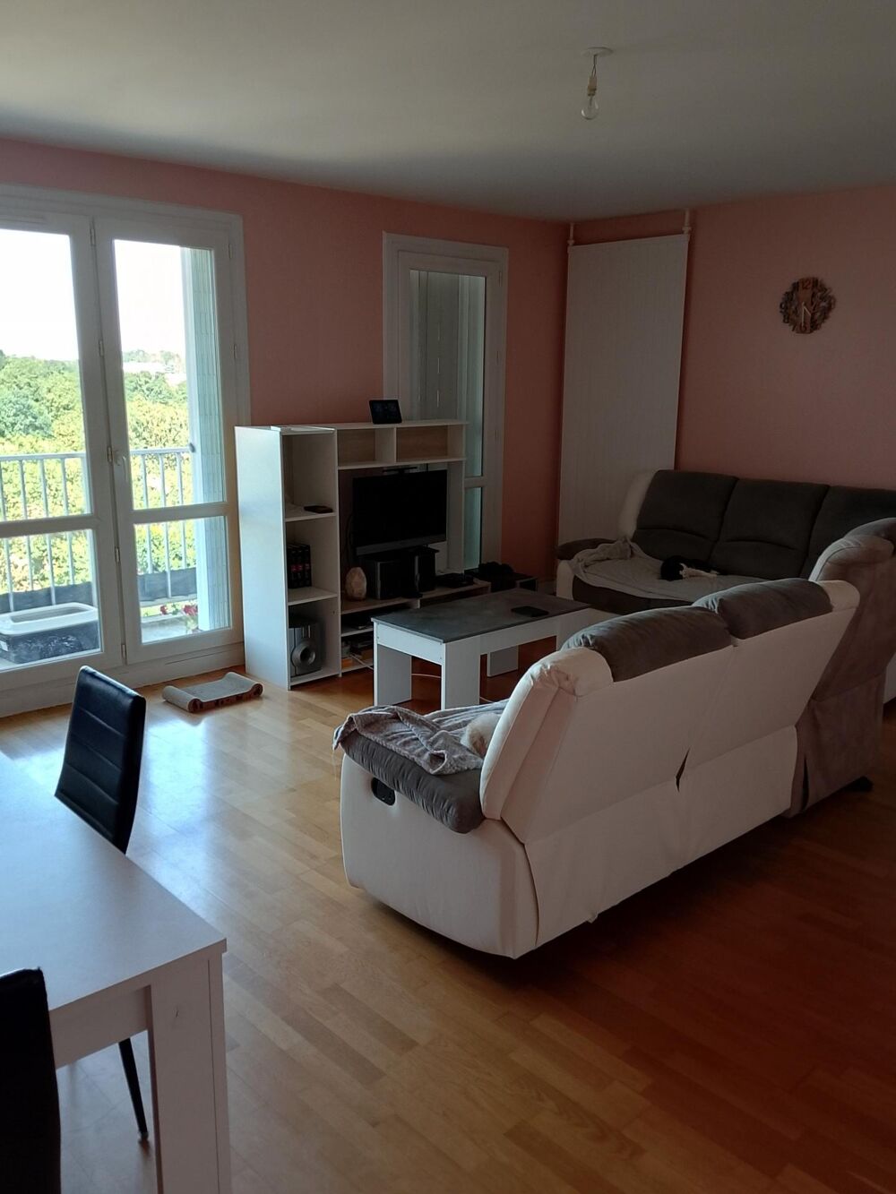 Bel appartement d' un grand standing bien situé dans un quartier calme possédant quatre belles chambres et d'une grande piéce de