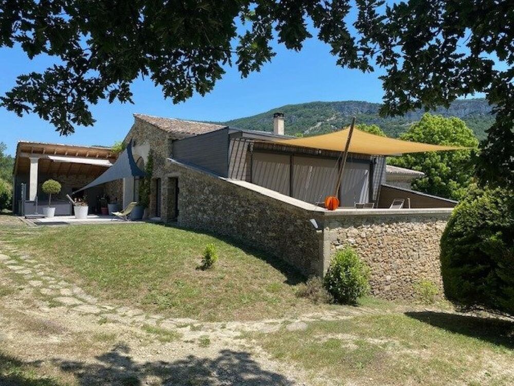Ancienne ferme rénovée sur un domaine attenant de 12 hectares avec source, vue montagnes et potentiel multi-habitation