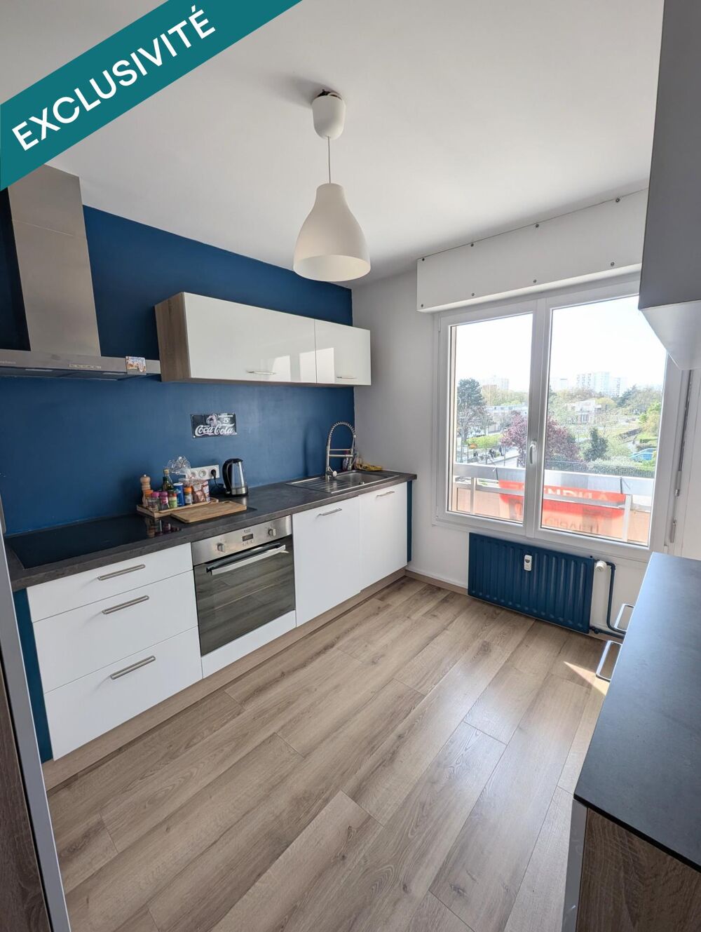 Grand appartement T3 de 83 m2 avec balcon et garage fermé.