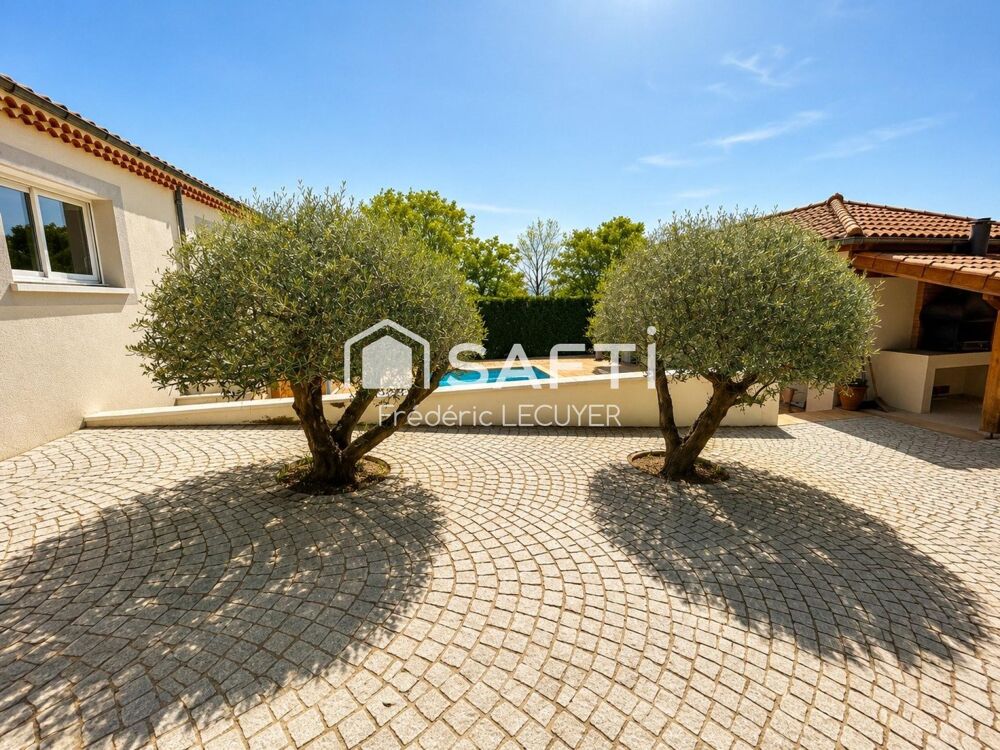 CHÂTEAUGAY  VILLA D'EXCEPTION AVEC VUE PANORAMIQUE ET ESPACES DE VIE REMARQUABLES
