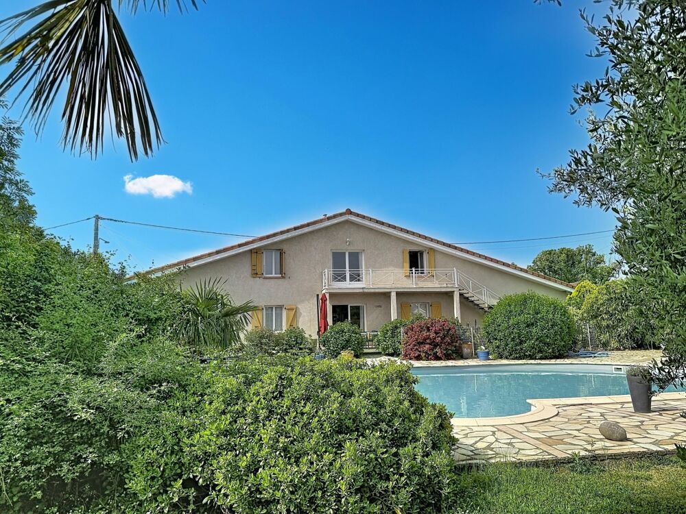 Propriété de 300 m2 + garage + piscine avec pool house