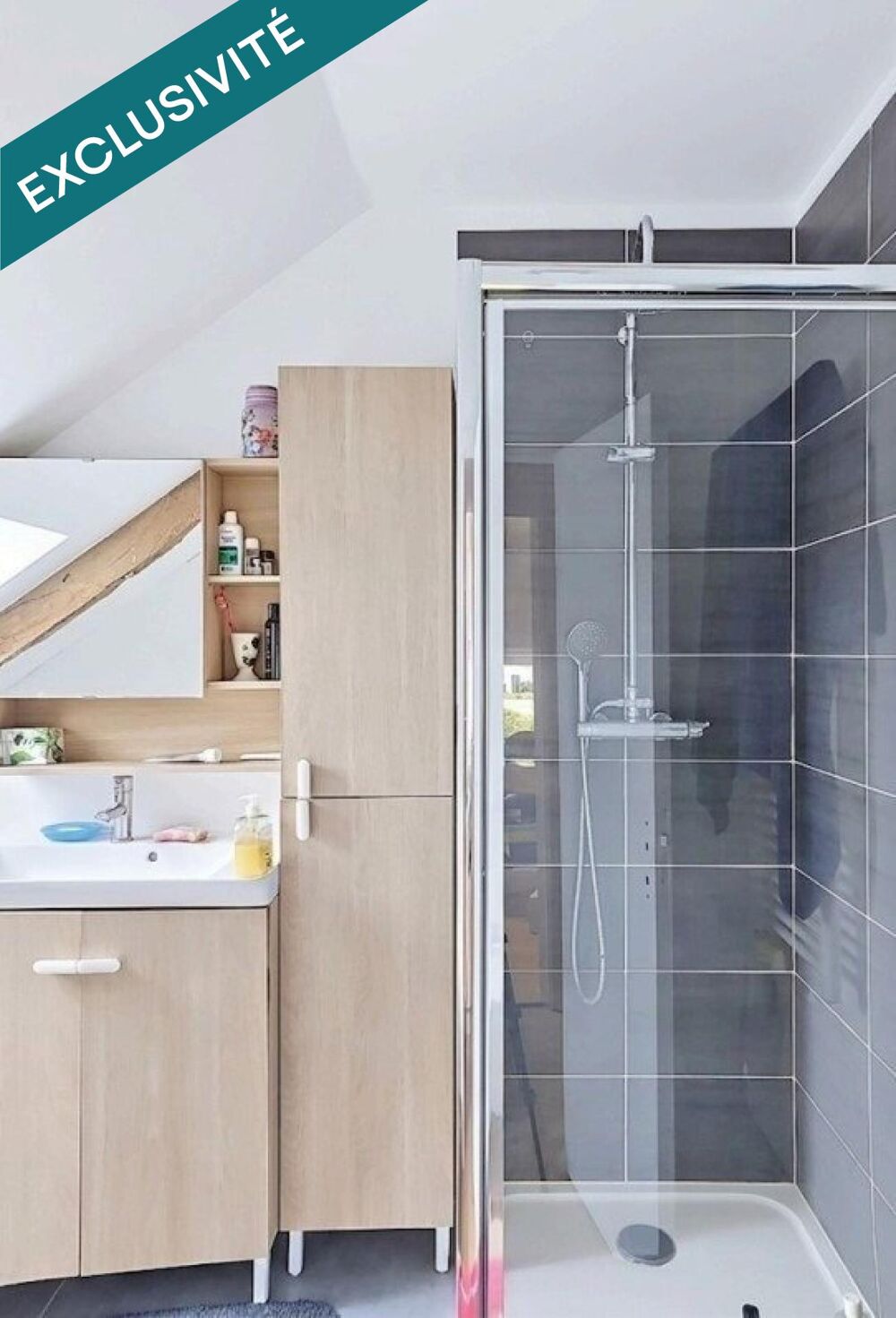 Belle maison mitoyenne, offrant de beaux volumes ainsi qu'un fort potentiel de personnalisation, avec accès routier immédiat .
