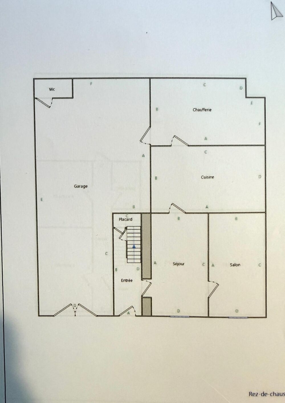Maison T6 d'environ 127 m2 avec garage attenant à rénover entièrement