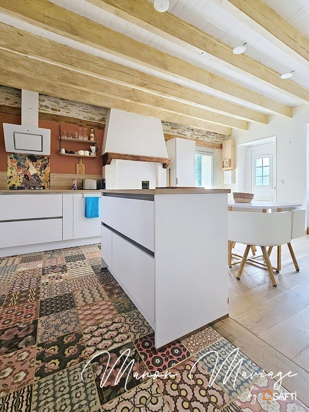 Jolie maison en pierres pleine de charme sans travaux.