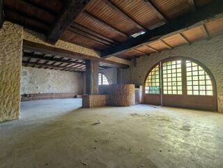 Vente Maison Ensemble de caractère à fort potentiel - Bâti historique de plus de 400m2 sur terrain de 2160m2. Neuvic