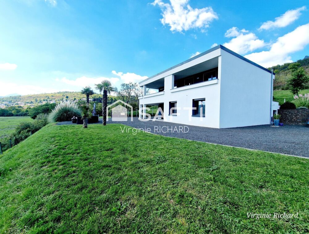 Une villa contemporaine ou confort et sérénité se conjuguent. Ici, l'intimité est garantie à vie.
