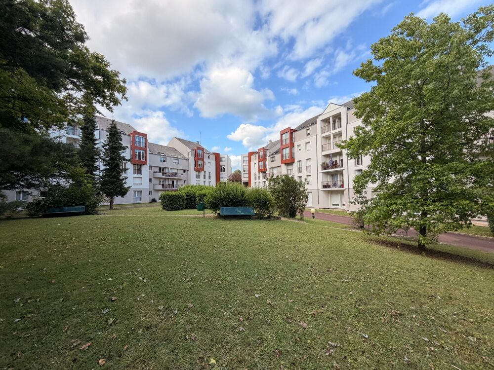 Appartement avec stationnement privatif.