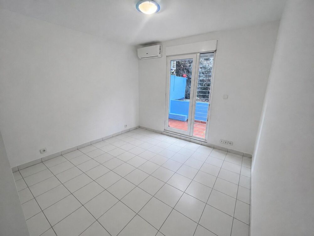 Location Appartement T3 entièrement rénové, en rez de jardin avec vue mer et cours arrière à Fond Lahaye Schoelcher