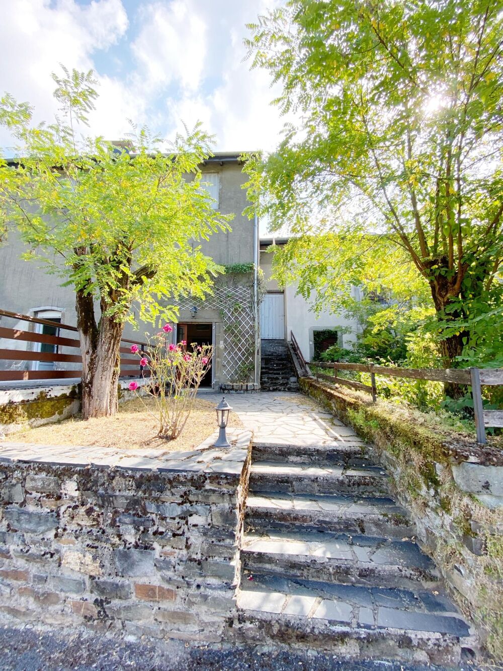 Maison avec dependance dans un joli village Medieval