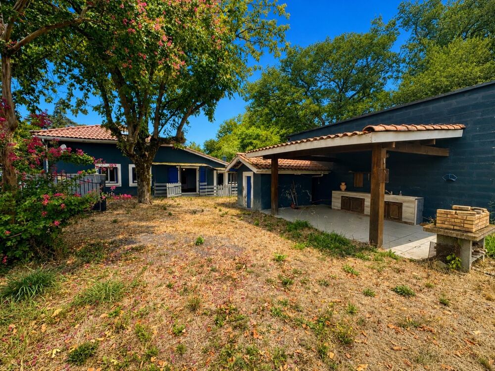 Charmante maison familiale de 83m² sur un terrain de 1563m² avec dépendances.