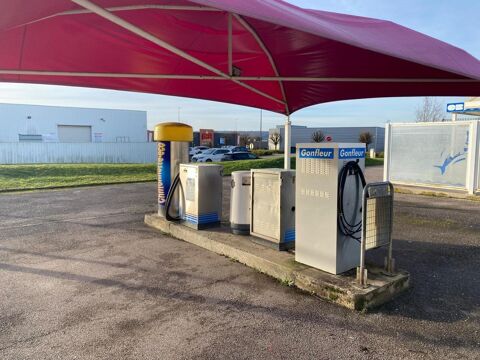   centre de lavages situé dans une zone commerciale, entre un NOZ et un opticien 