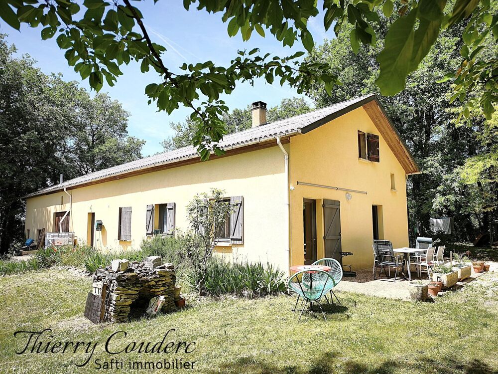 Maison au calme avec terrain boisé.
