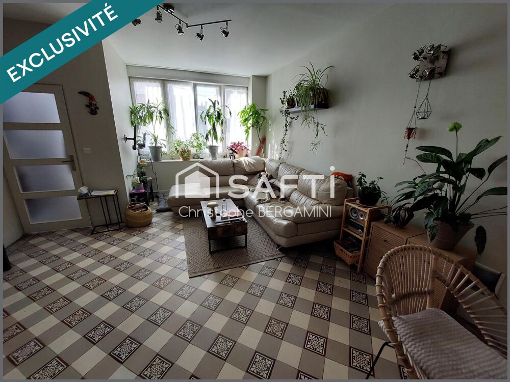 Située à Lambersart, cette maison mitoyenne, de style cl....