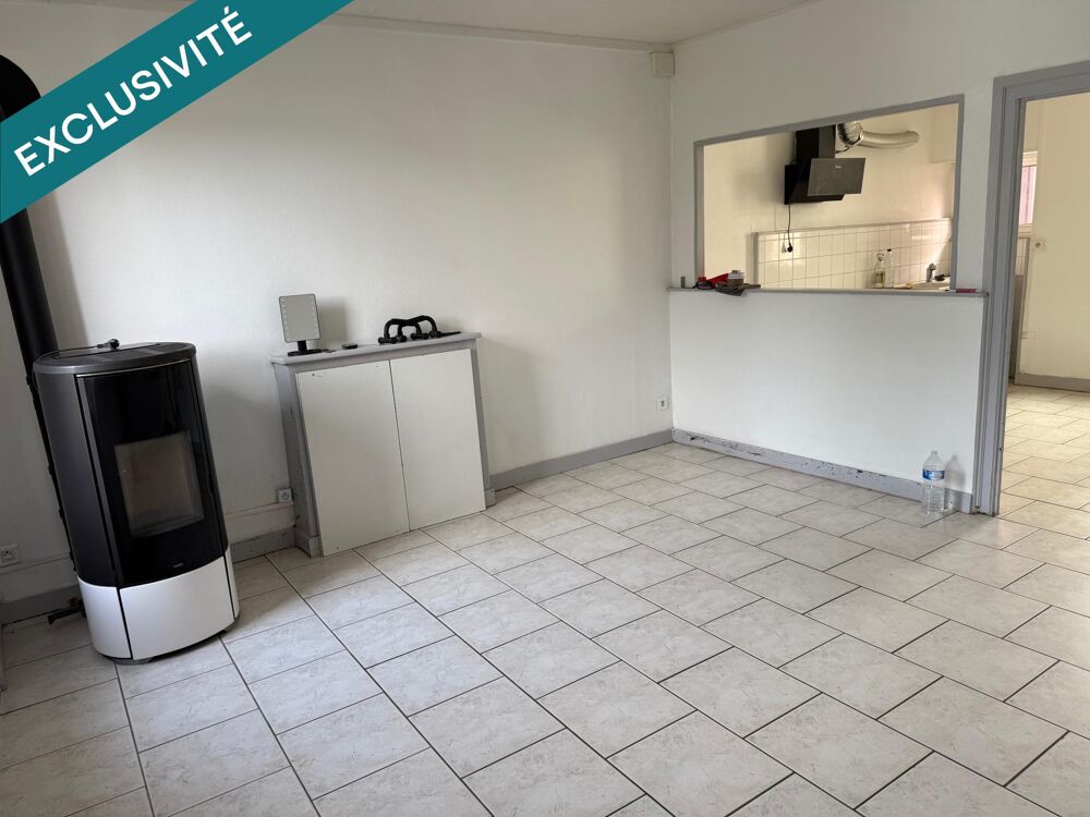 Jolie maison avec un terrain attenant.