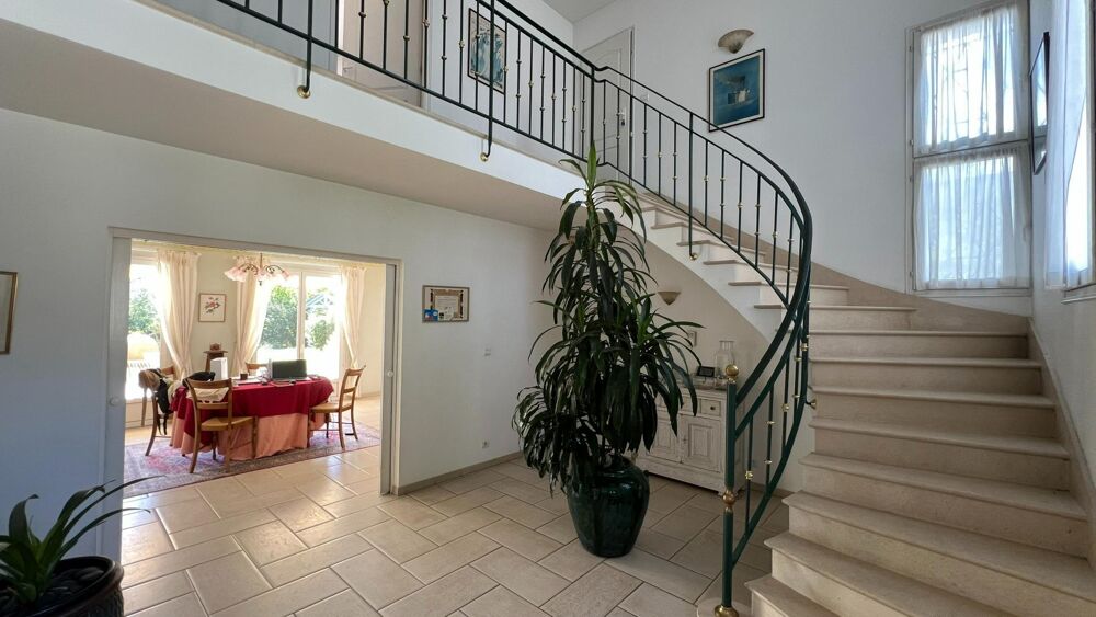 Vente Maison Rare. Spacieuse maison en parfait état avec sompteux jardin paysagé. 4 chambres. Garage. Olivet