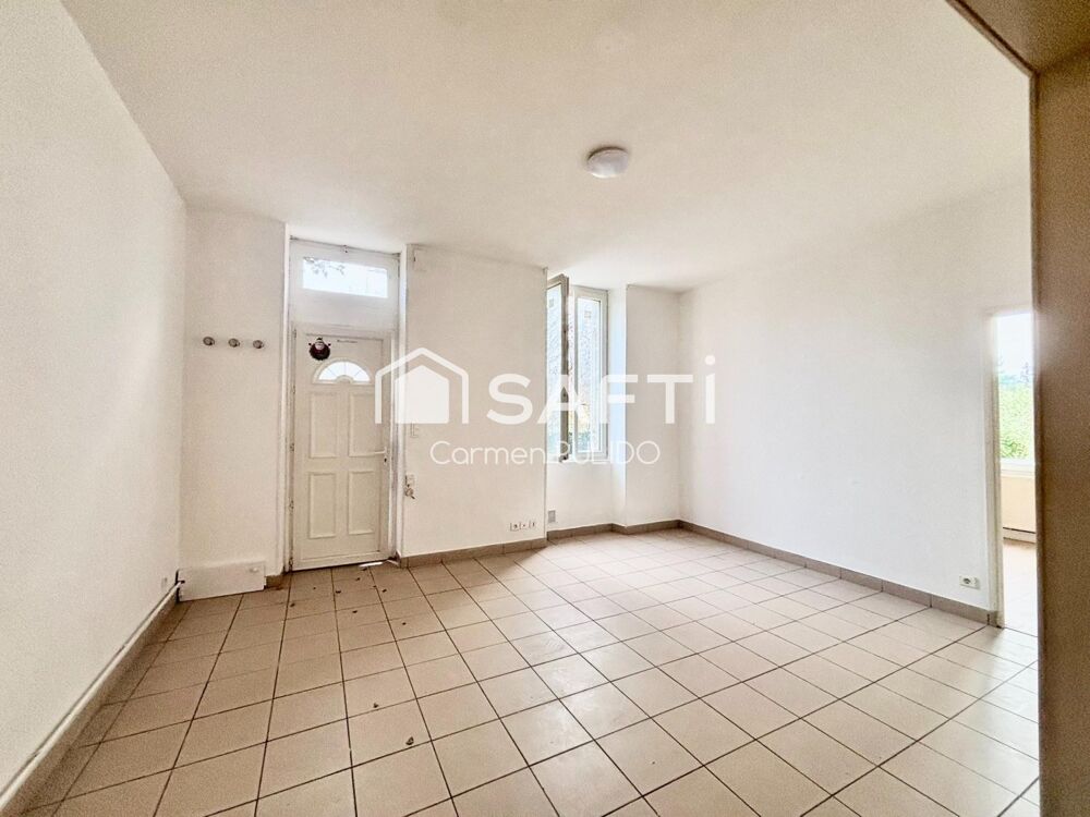 Appartement de type T4 en rez-de-chaussée : proche de toutes les commodités à pieds.