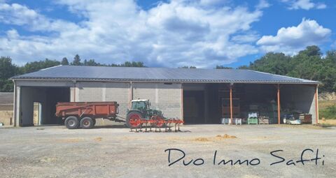   2 200m²  d'entrepôts  fermés sur terrain agricole -  proche autoroute 