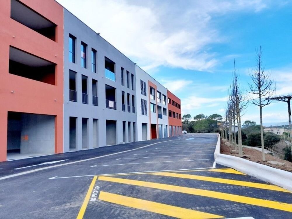   Local professionnel 62m2 - Parking 