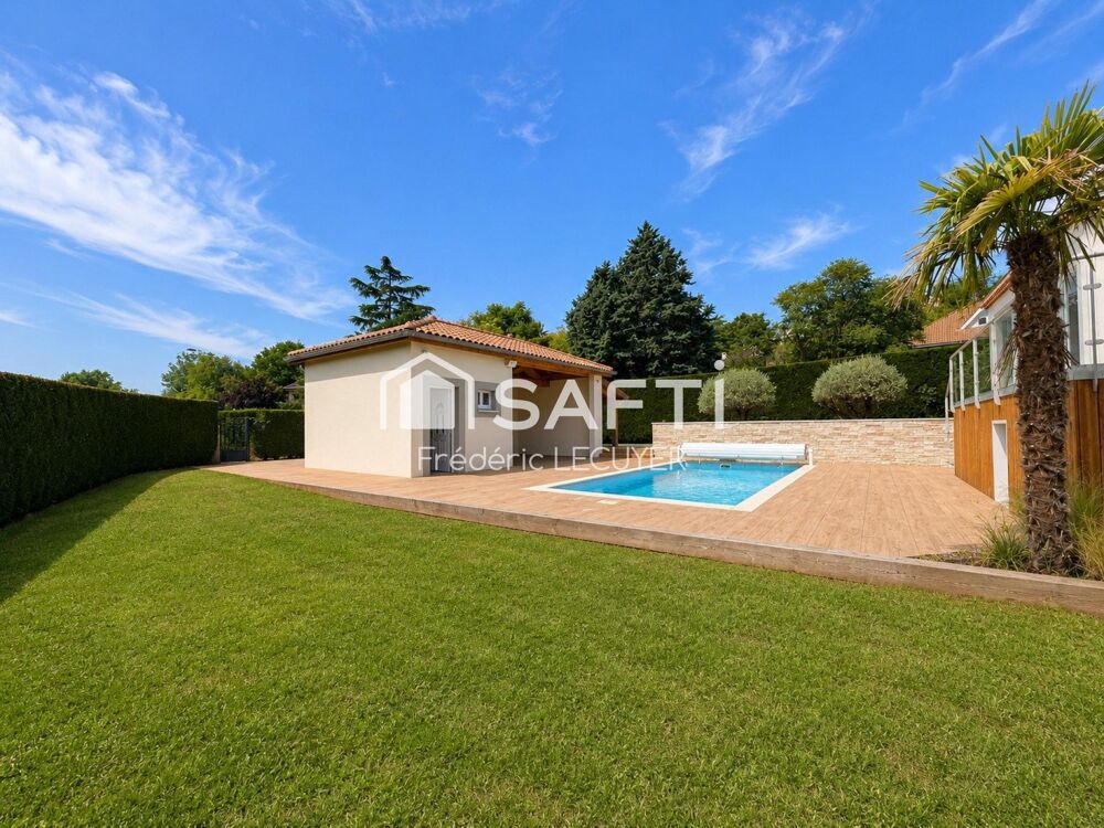 CHÂTEAUGAY  VILLA D'EXCEPTION AVEC VUE PANORAMIQUE ET ESPACES DE VIE REMARQUABLES