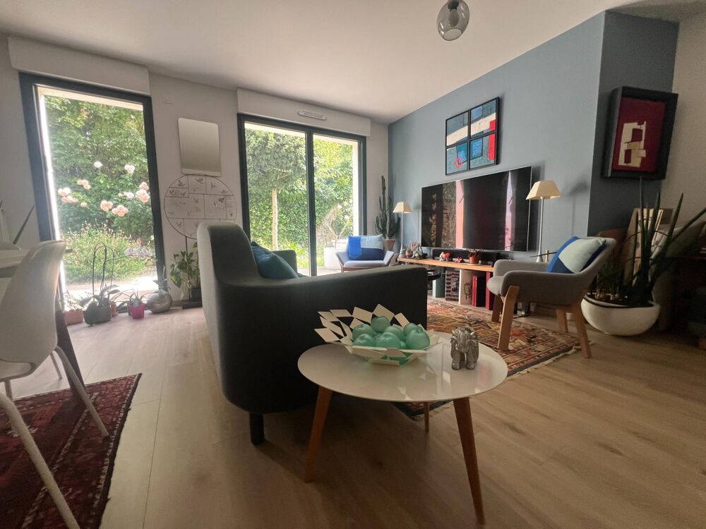 Emplacement idéal pour ce type 3 aux beaux volumes avec terrasse et jardin.