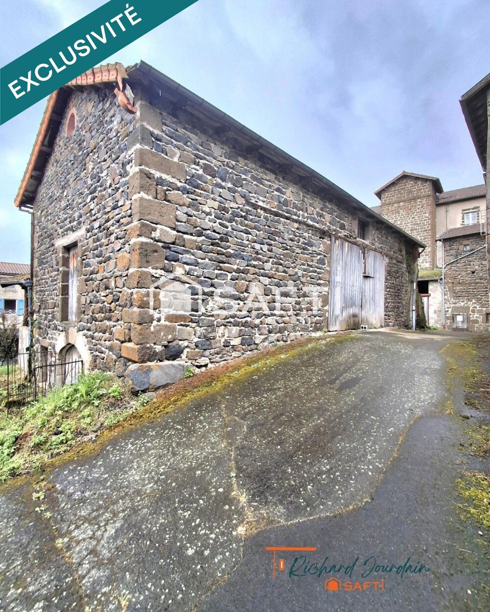 Petite maison de bourg avec écurie & grange  à finir de rénover