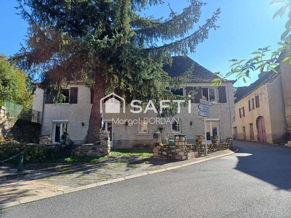 Idéalement située au coeur du village médiéval de Prévinquières à 10km de Lanuéjouls et Rieupeyroux, 30 minutes de Villefranche d