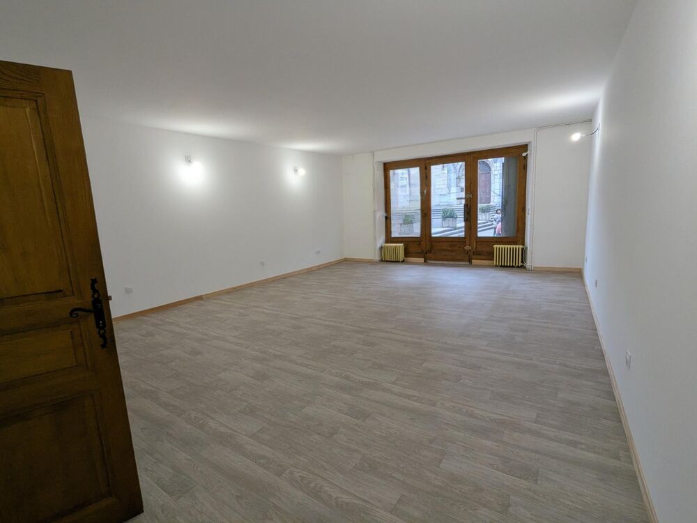 Immeuble rénové avec appartement duplex et local  centre Limogne-en-Quercy