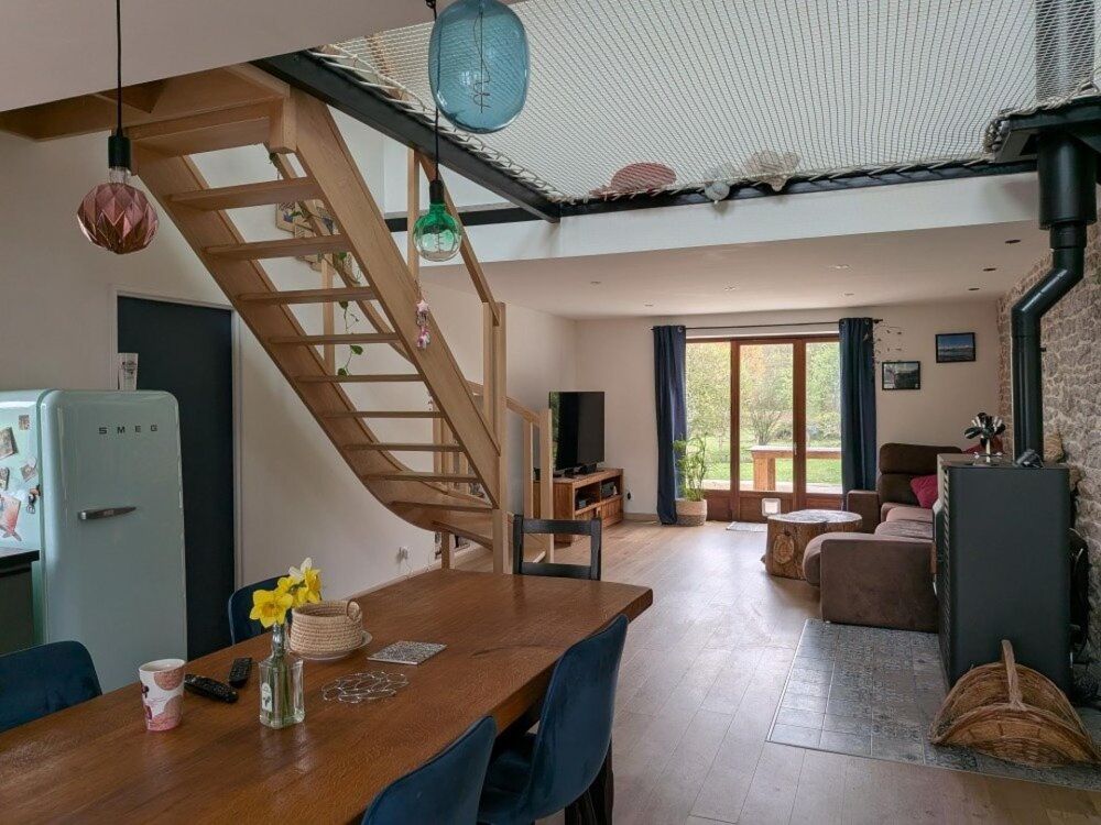 Maison en pierre rénovée 4 chambres  169 m² habitables  Terrain de 4 715 m²  Chamblay (Jura)