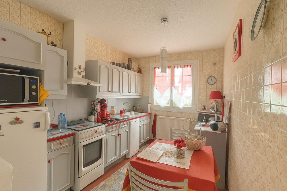 Vente Maison Maison familiale rénovée avec soin dans un environnement pratique et recherché à proximité immédiate des écoles et commerces. Mont-pres-chambord