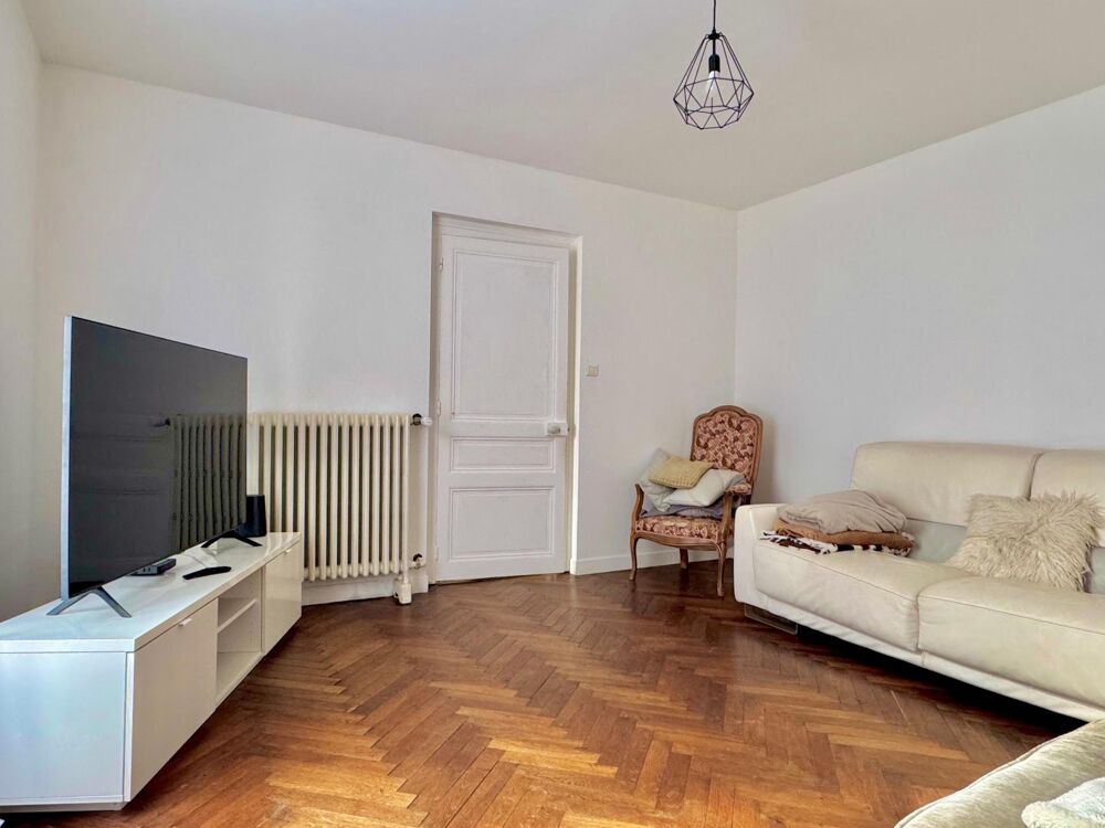 Maison bourgeoise en centre bourg avec dépendances.