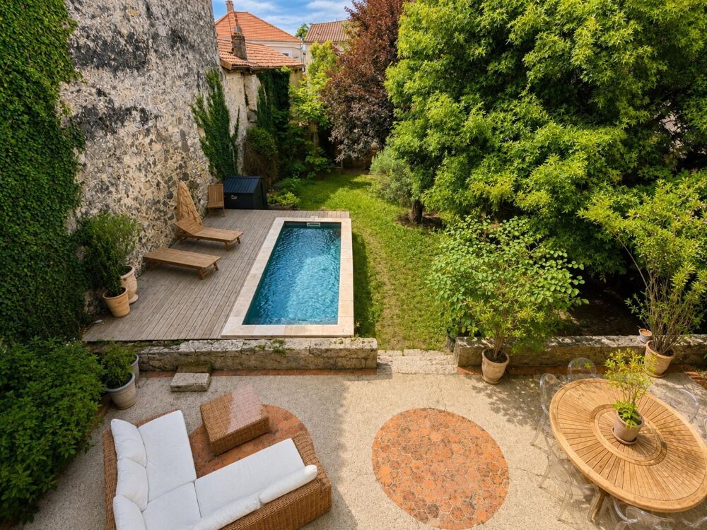 Maison de maître dexception avec piscine au coeur de Casteljaloux