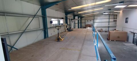   Atelier 240 m2, hauteur sous plafond 6.20 à 7 mètres 
