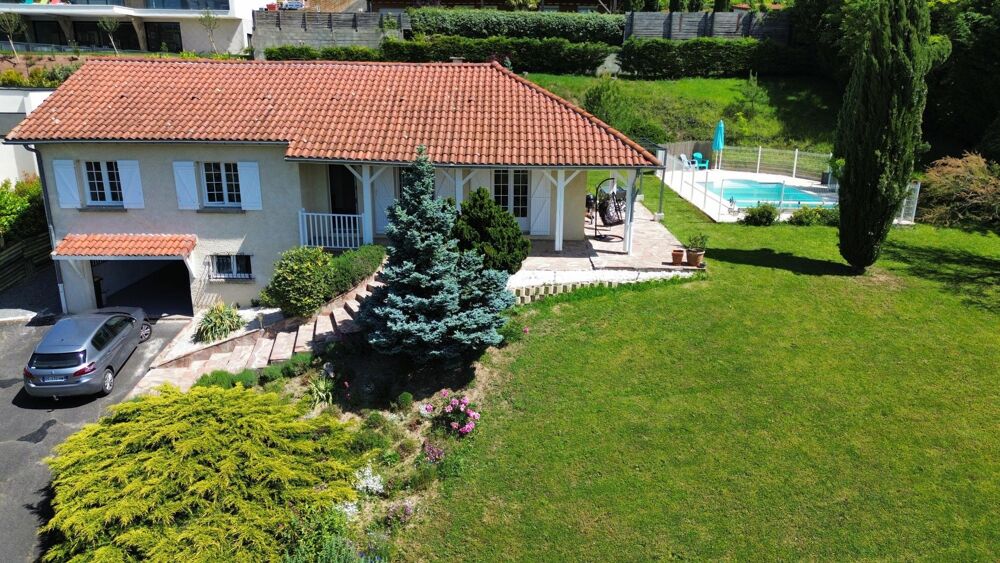 Vue exceptionnelle Puy-de-Dome-MAISON AVEC PISCINE ET GRAND TERRAIN