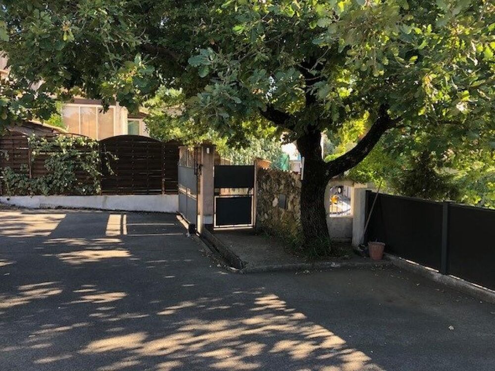 Villa dans quartier résidentiel calme