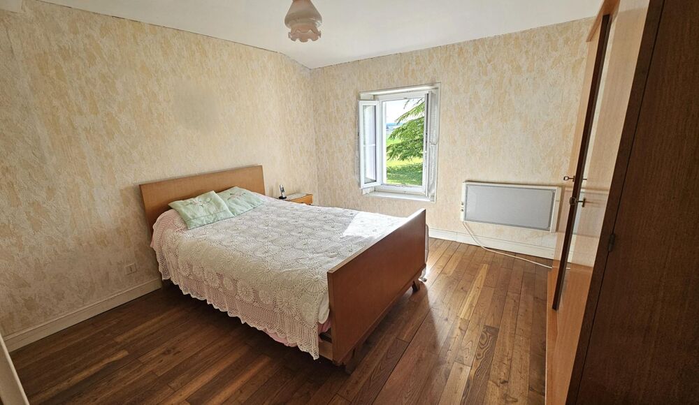 Vente Maison À 10 minutes de Barbezieux, charmant ensemble immobilier aux volumes généreux et au fort potentiel Barbezieux-saint-hilaire