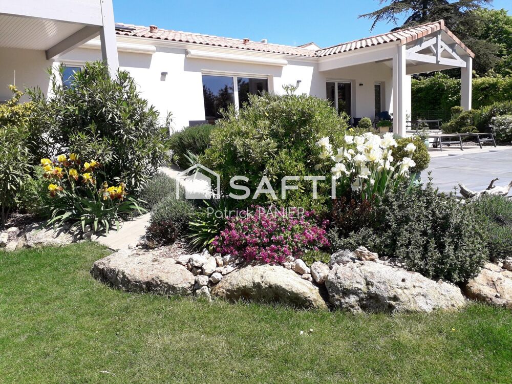 Maison moderne 131 m² avec piscine et terrasse.
