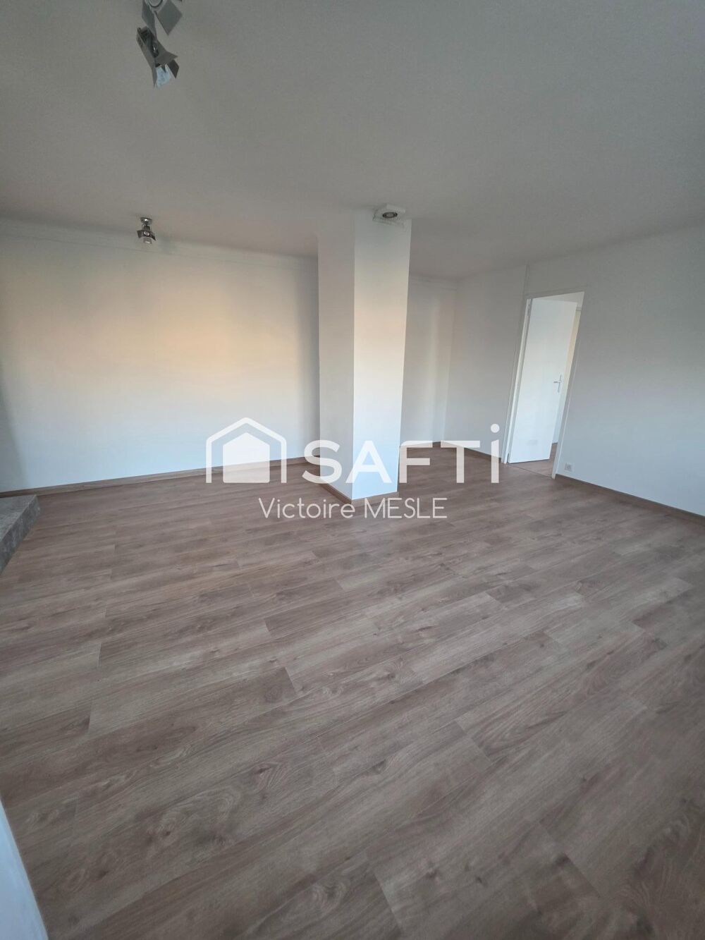 Joli Appartement d'une superficie de 49 m 2, offrant un un salon de 26 m2 ouvert sur un espace cuisine équipée, avec place de pa