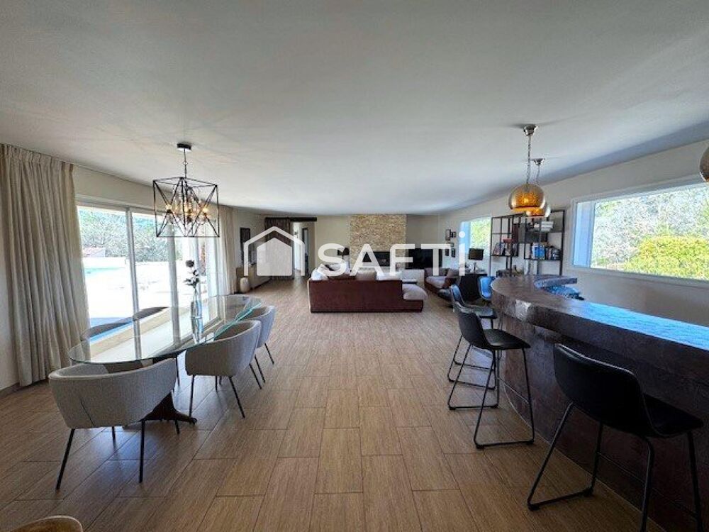 Villa d'architecte de 205 m² avec une vue exceptionelle, une piscine et un garage de 50 m²