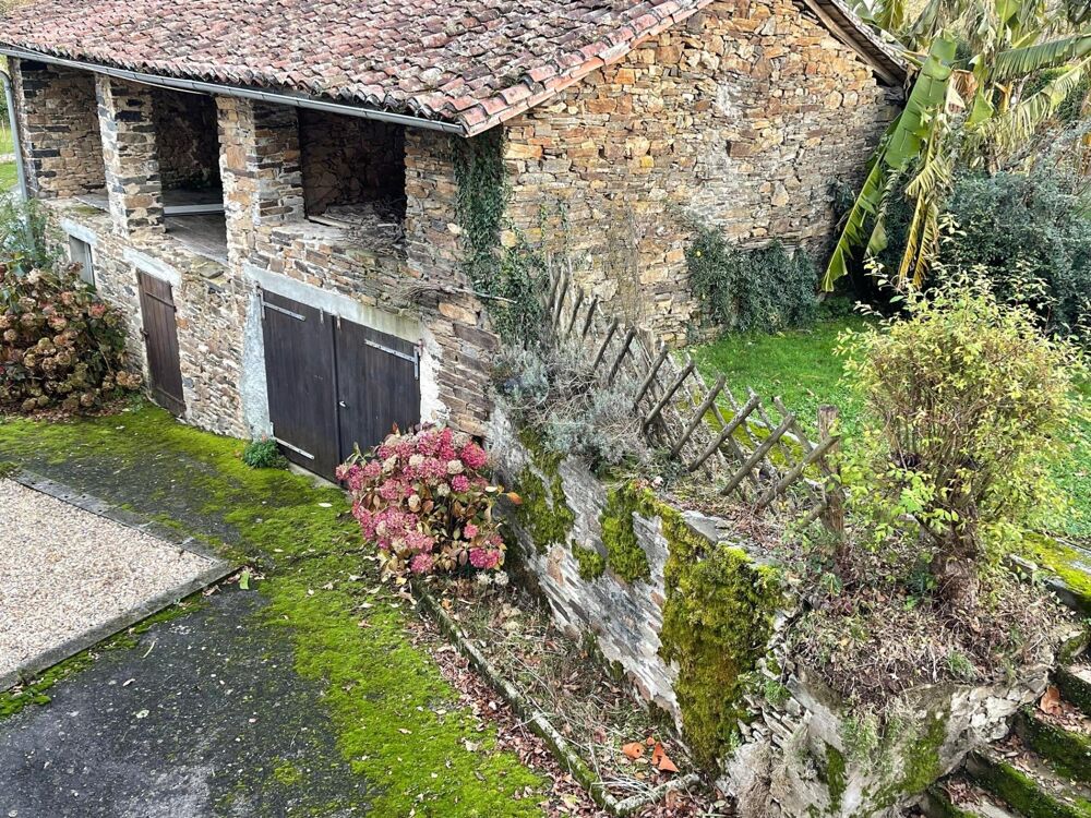 Ensemble en pierre , maison damis et grange incluses !