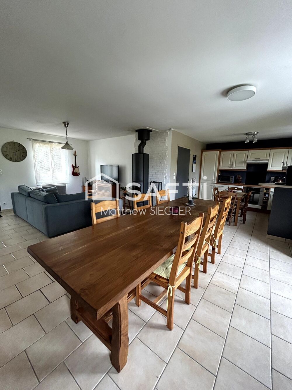 Maison familiale de 104 m² avec 4 chambres, située en bout d'impasse dans un environnement calme et verdoyant, sur un terrain cl