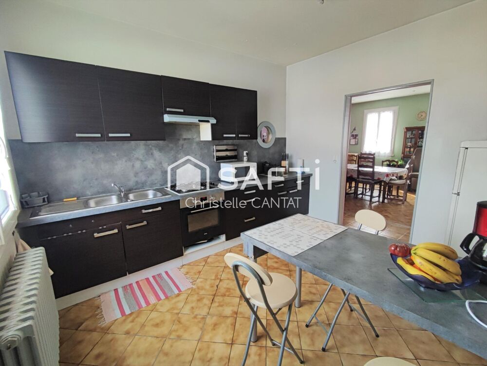 Maison composée de 2 logements F3, F4, terrain, garage.
