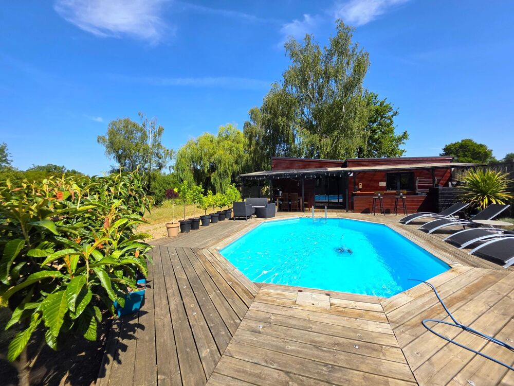 Chalet en bois, de plain pied, au coeur de la campagne baugeoise, avec sa piscine et son étang de pêche