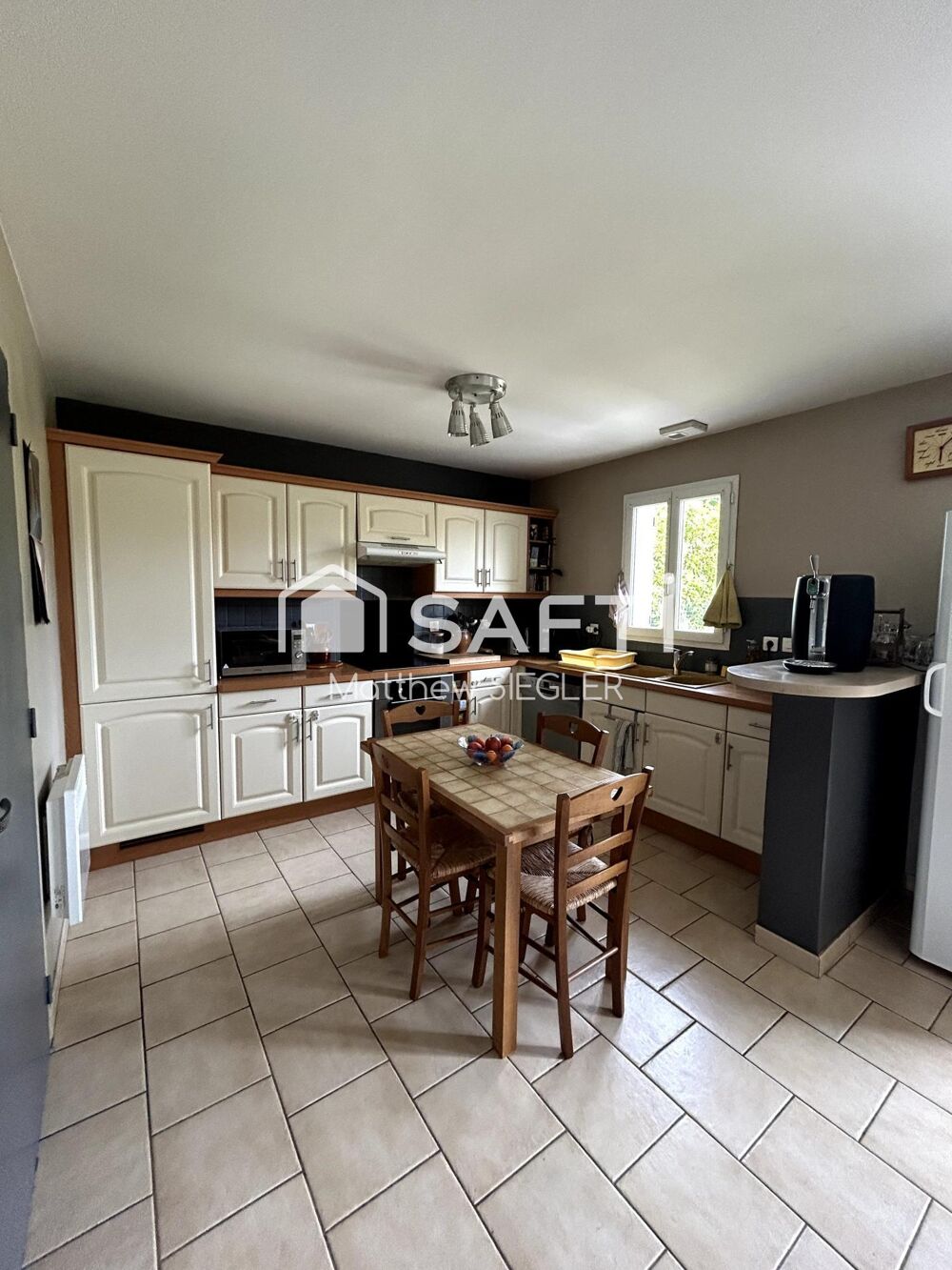 Maison familiale de 104 m² avec 4 chambres, située en bout d'impasse dans un environnement calme et verdoyant, sur un terrain cl