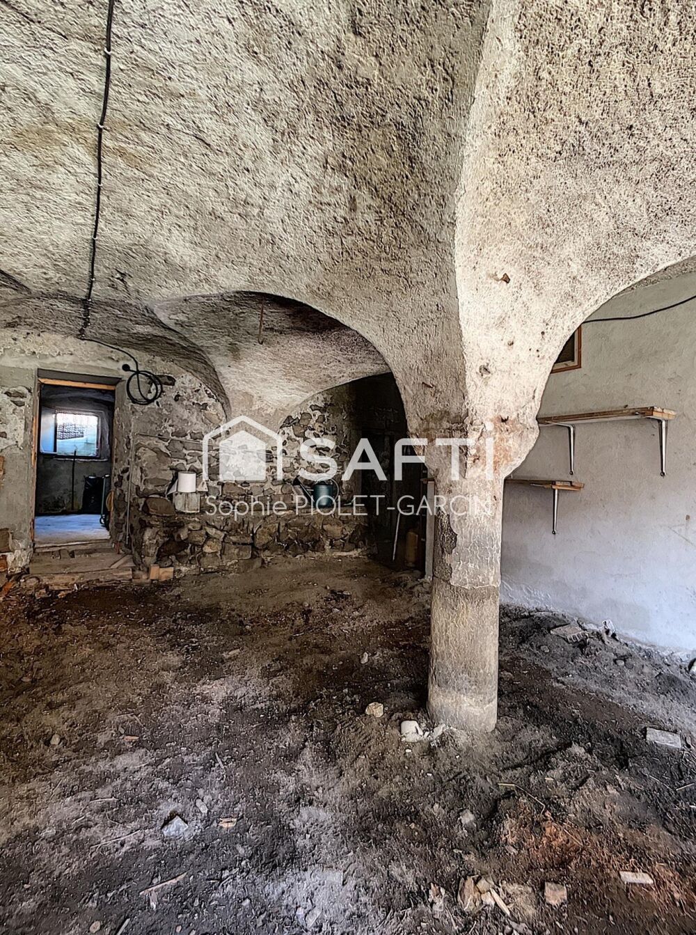 Bâtisse ancienne 435 m2 à réhabiliter entièrement au Monetier-les-Bains