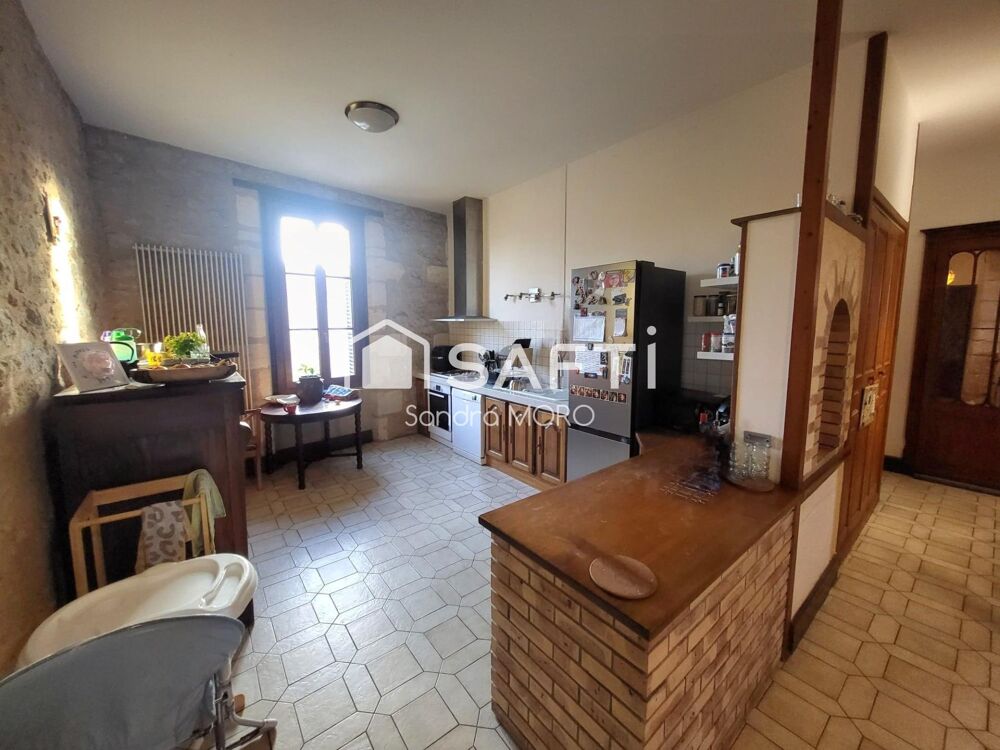 Maison de ville de 354m2 avec un restaurant au RDC.
