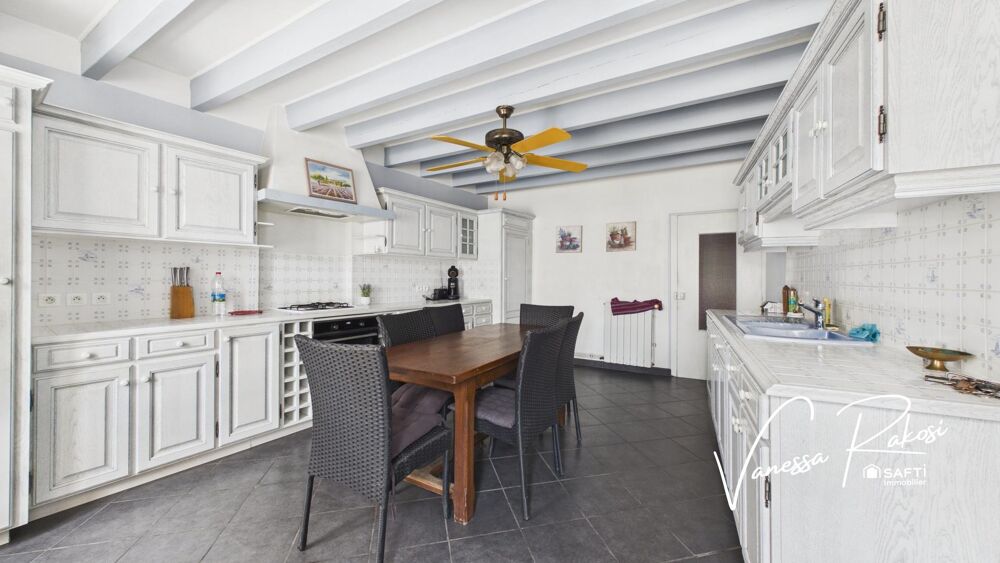 Maison charentaise en pierre de 137m², 3 chambres, jardin, cour intérieure et dépendances