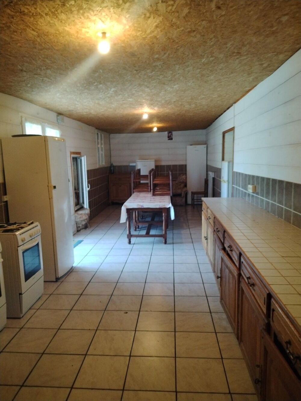 A découvrir pour les amateurs de grands volumes sur THORS cette vaste maison d'environ 291m2